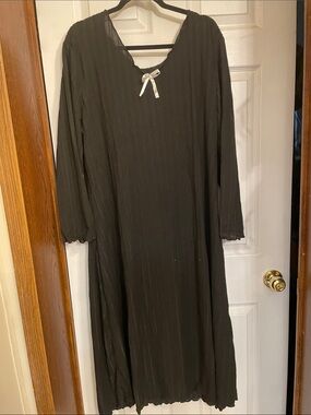 Women’s Black Long-Sleeve Nightgown with Contrast Bow Van